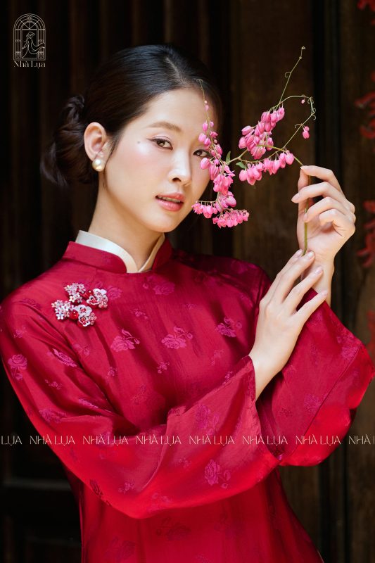 Nhà Lụa với các mẫu áo dài lụa tơ tằm cao cấp luôn được đông đảo khách hàng tại Đà Nẵng tin tưởng lựa chọn