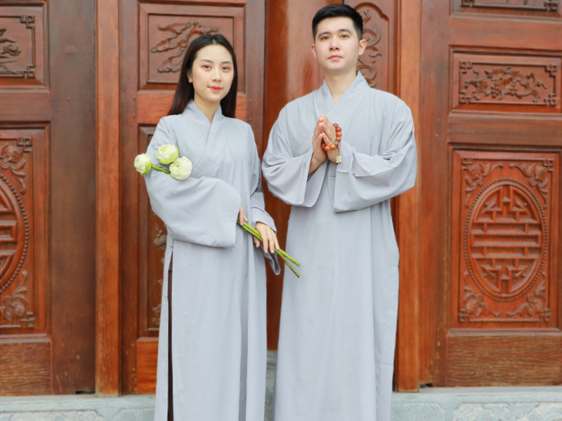 Pháp phục màu xám nhạt phổ biến ở các chùa Bắc tông theo thiền phong Lâm Tế và Tào Động