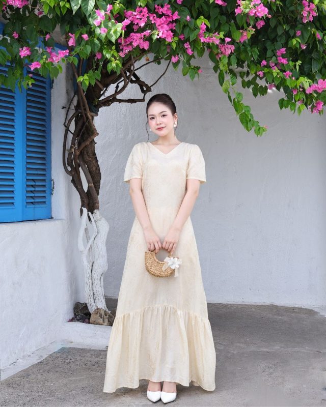BST hè 2026 - váy lụa hồng thanh màu kem
