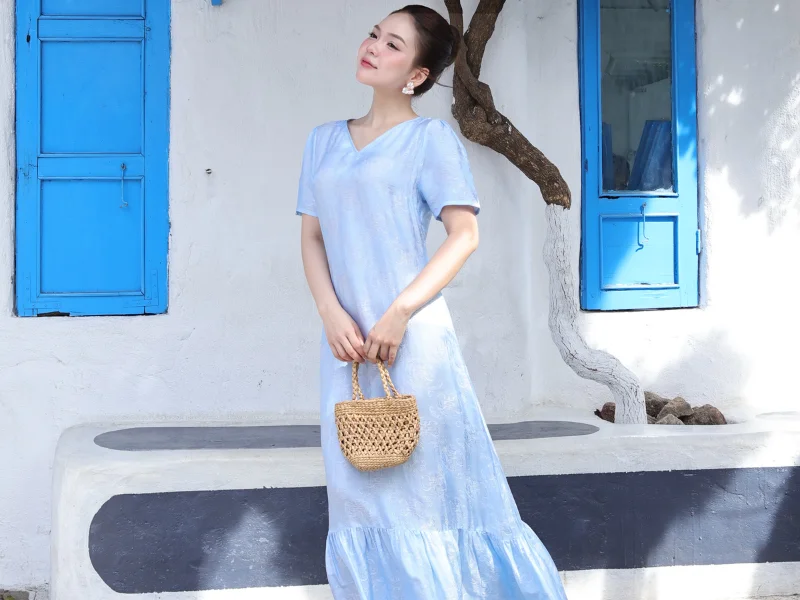 Váy hồng thanh và xanh dương mang lại vẻ sang trọng, thanh thoát và kín đáo vừa đủ, giúp người mặc trông cao ráo, mềm mại và