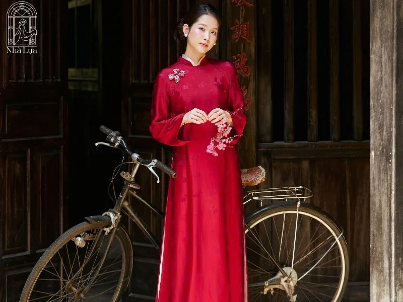 Đỏ đô tôn da ngăm rạng rỡ nhờ sắc trầm ấm tạo tương phản vừa đủ, lại càng sang trọng hơn khi may từ lụa tơ tằm Nhà Lụa