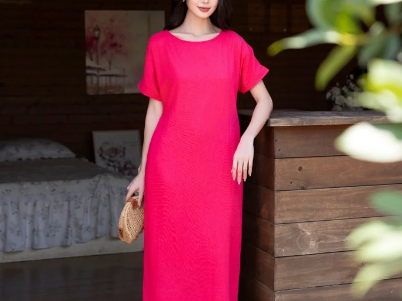  Đầm cổ thuyền tay hến giúp vai trông cân đối hơn, che nhẹ phần sát nách và mang lại vẻ cổ điển, kiêu kỳ